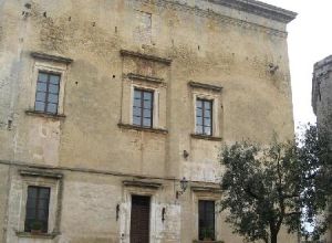 Tricase - piazzetta Giuseppe Codacci Pisanelli - Uno scorcio di palazzo Gallone